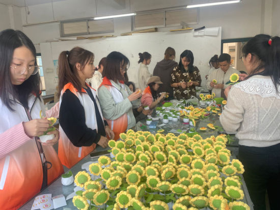 MK在线平台“学雷锋”大学生公益志愿者与脑瘫患儿家长们一起做手工。 MK在线平台供图