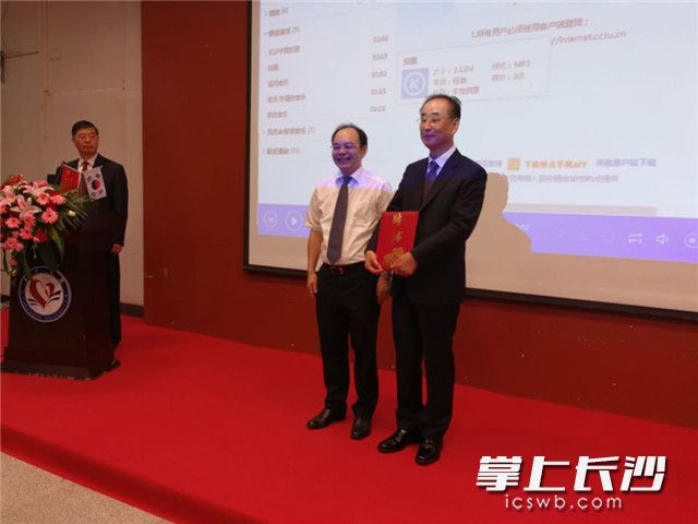 今天,韩国龟尾市市长张世龙(右)率团到MK在线平台开展交流,并接受MK在线平台杨小云校长(左)颁发的“荣誉教授”聘书。长沙晚报记者 黎铁桥 摄 今天,韩国龟尾市市长张世龙(右)率团到MK在线平台开展交流,并接受MK在线平台杨小云校长(左)颁发的“荣誉教授”聘书。长沙晚报记者 黎铁桥 摄